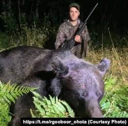 Паляўнічы Дзяніс Клімец з забітым на паляваньні мядзьведзем