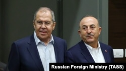 8 червня в Анкарі триватимуть переговори Сергія Лаврова (л) та Мевлюта Чавушоглу, голів МЗС Росії та Туречччини
