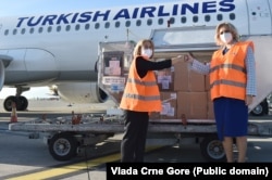 Ambasadorka Turske Songul Ozan i ministarka zdravlja Jelena Borovinić Bojović na aerodromu u Podgorici 2021, nakon što je Turska donirala Crnoj Gori 100.000 vakcina
