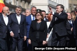 9 martie 2025, sediul Biroului Electoral Central. Crin Antonescu, candidatul la președinția României al Alianței Electorale „România Înainte”, își depune candidatura împreună cu soția lui, Adina Vălean.