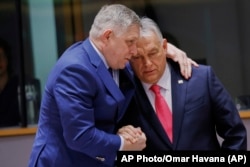 Роберт Фицо (слева) и Викто Орбан на саммите ЕС. Брюссель, 20 марта 2025 года (фото иллюстративное)