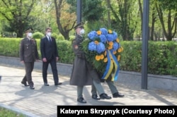 Посол України в Чехії Євген Перебийніс покладає квіти до пам'ятника воїнам Червоної Армії на Ольшанському кладовищі. Прага, 8 травня 2021 року