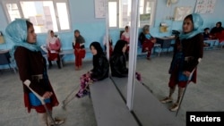 تصویر آرشیف جنبه تزئینی دارد و تعدادی از دختران معلول رانشان می دهد