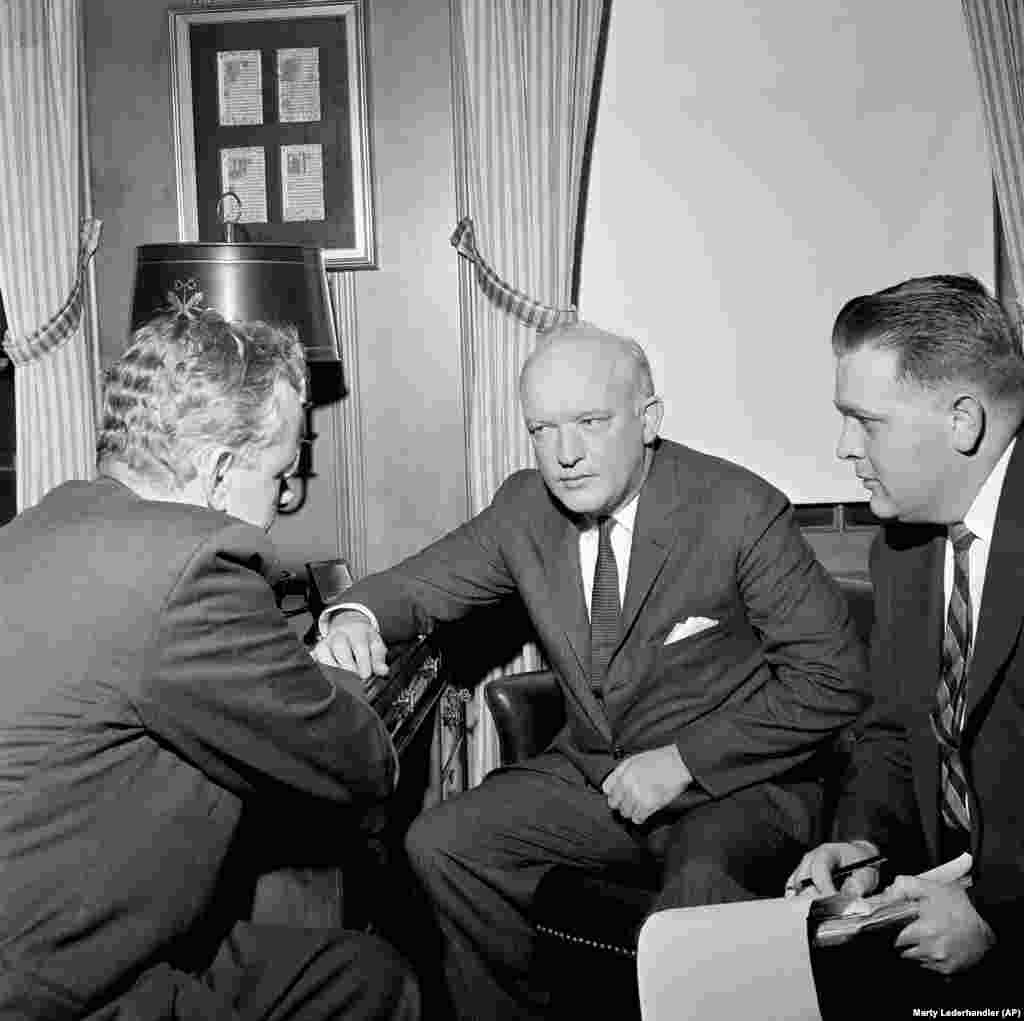 Пауерс не відбув повний 10-річний термін ув&#39;язнення. Бруклінський адвокат Джеймс Б. Донован (в центрі) відіграв велику роль у звільненні Пауерса. Впливовий адвокат домовився про обмін засудженого радянського шпигуна Рудольфа Абеля в 1962 році