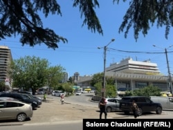 ასე გამოიყურება ადგილი, სადაც თბილისის მერიის განმარტებით, ესტაკადა გაივლის. მარცხნივ - ფოსტის შენობა, მარჯვნივ - "თბილისი ცენტრალი"