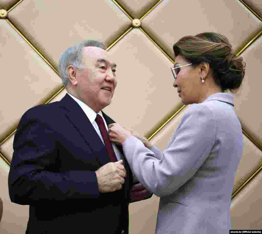 2019 жылы 19 наурызда Нұрсұлтан Назарбаев Қазақстан президенті қызметінен кететін мәлімдеді. Ертесіне парламент сенаты төрағасы Қасым-Жомарт Тоқаев Қазақстанның жаңа президенті ретінде ант берген соң іле-шала Дариға Назарбаеваны сенат спикері етіп тағайындауды ұсынды. Қазақстан парламенті Назарбаеваны сенат жетекшілігіне тағайындауды бірауыздан мақұлдады. Суретте: Сенат жетекшісі Дариға Назарбаева (оң жақта) әкесі Нұрсұлтан Назарбаевқа "Құрметті сенатор" төс белгісін тапсырып тұр. Нұр-Сұлтан, 6 маусым 2019 жыл.