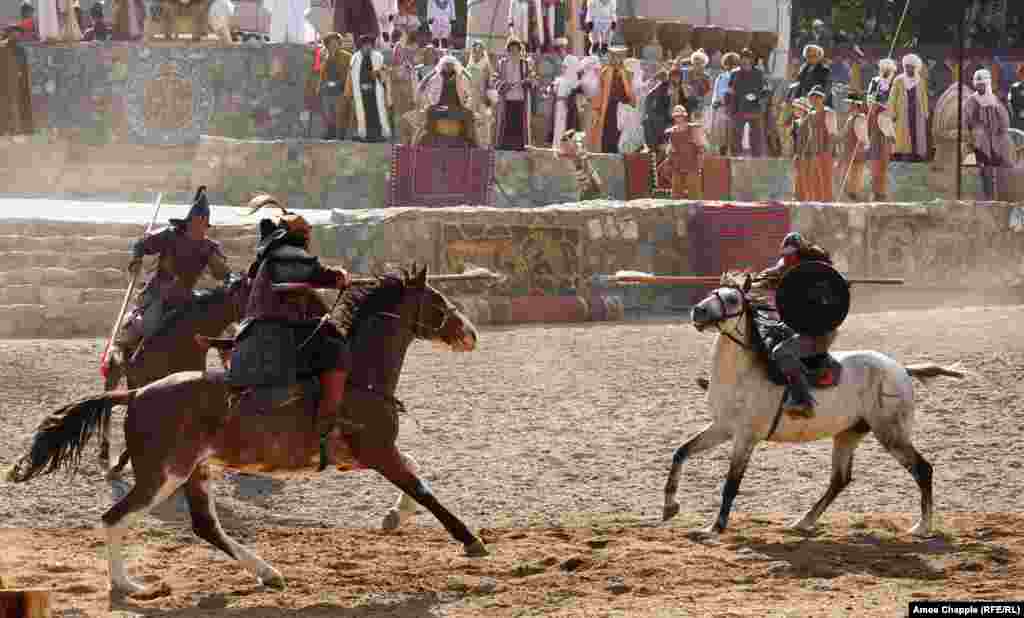 Эр сайыш. Коюу чаңдан улам жоокерлер сценарий боюнча же катуу соккудан кулап жатканын билүүгө мүмкүн болбоду. &nbsp;