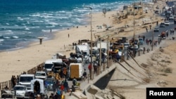 Zeci de mii de palestinienii strămutați în partea de sud a Fâșiei Gaza la ordinul Israelului se întorc spre nord, în contextul încetării focului între Israel și Hamas în Gaza. 12 octombrie 2025