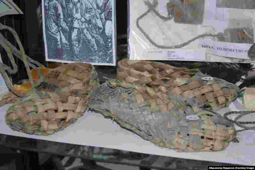 Тюмень шаарындагы №1 СИЗОнун музейинде сакталган абактагылардын буюмдары - кайыңдын кабыгынан жасалган чарык&nbsp; 