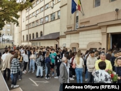 Liceeni de la Colegiul I.L Caragiale au intrat la clasă pentru a vedea care e programul.