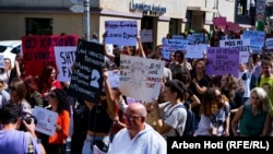Pamje nga protestat në Prishtinë kundër dhunës ndaj grave.