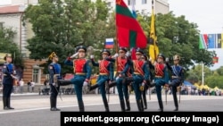 O unitate de protocol a forțelor transnistrene mărșăluind la Tiraspol pe 2 septembrie 2022, anul când administrația separatistă a sistat demonstrațiile militare propriu-zise, în urma invaziei rusești la scară largă în Ucraina 