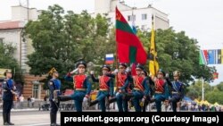 Протокольний загін придністровських сил марширує в Тирасполі 2 вересня 2022 року, архівне фото