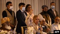 د پاکستان وزیراعظم شهباز شریف په یوه غونډه کې خبرې کوي - انځور له ارشیفه 