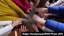 Արցախ - Երեխաները վառարանի մոտ, դեկտեմբեր, 2022թ.