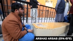 په پېښور کې د يو وژل شوي کس مړی د هغه خپلوانو په جومات کې اېښی دی ـ انځور له ارشيفه