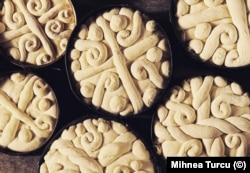 Pâine gata de băgat în cuptor, în Săptămâna Patimilor, în județul Maramureș în 2022.