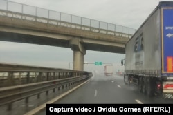 În 2022, Ministerul Transporturilor a semnat un număr record de contracte de infrastructură rutieră, pentru autostrăzi și drumuri expres. Până atunci, șoferii alternează deplasările pe bucăți de câteva zeci de kilometri de drum rapid cu cele de pe drumurile naționale.