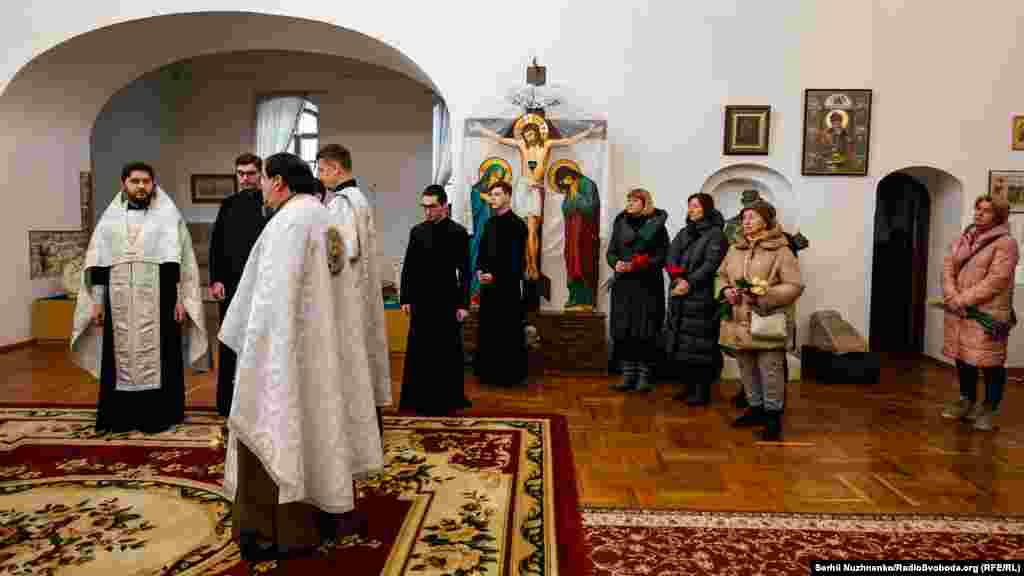 На панахиді були присутні декілька десятків людей, волонтери, знайомі, журналісти