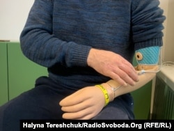 Олександр Морський показує протез руки