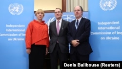 Jasminka Dzumhur (left) stands next to fellow commissioners Erik Mose (center) and Pablo de Greiff. (file photo)