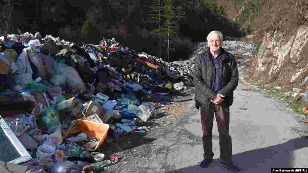 "Ova deponija nije postojala prije rata i na nju se dovozi smeće, razni materijali, uginule životinje, eksploziv. Ljeti je nemoguće proći. Mi svojim kućama ne idemo pored smeća, već kroz smeće. Molili smo za pomoć sa svih strana. Pred izbore obećaju da će biti riješeno, a onda se problem zaboravi&ldquo;, kaže mještanin Ibro Džafić.