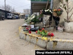 საგარეჯოში, კახეთის გზატკეცილის 9 ნომერში, სადაც მკვლელობა მოხდა, მოქალაქეებმა ყვავილები მიიტანეს და გარდაცვლილთა ხსოვნას პატივი მიაგეს.