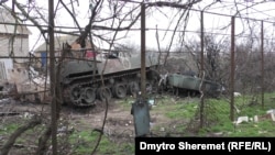 Танк у городі, могила у дворі – село Правдине на Херсонщині після окупації (фоторепортаж)
