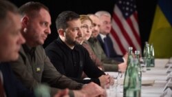 Președintele Ucrainei, Volodimir Zelenski, atent la vicepreședintele american, JD Vance, în timpul întâlnirii acestora de la Munchen, de pe 14 februarie. 