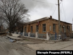 В будівлях Маріуполя, де базуються окупанти, встановлений прапор Росії. Квітень 2022 року