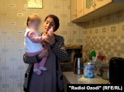 Мама Рухшоны Хакимовой заботится о 9-месячной внучке