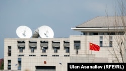 Кытайдын Кыргызстандагы элчилигинин имараты. Бишкек. 