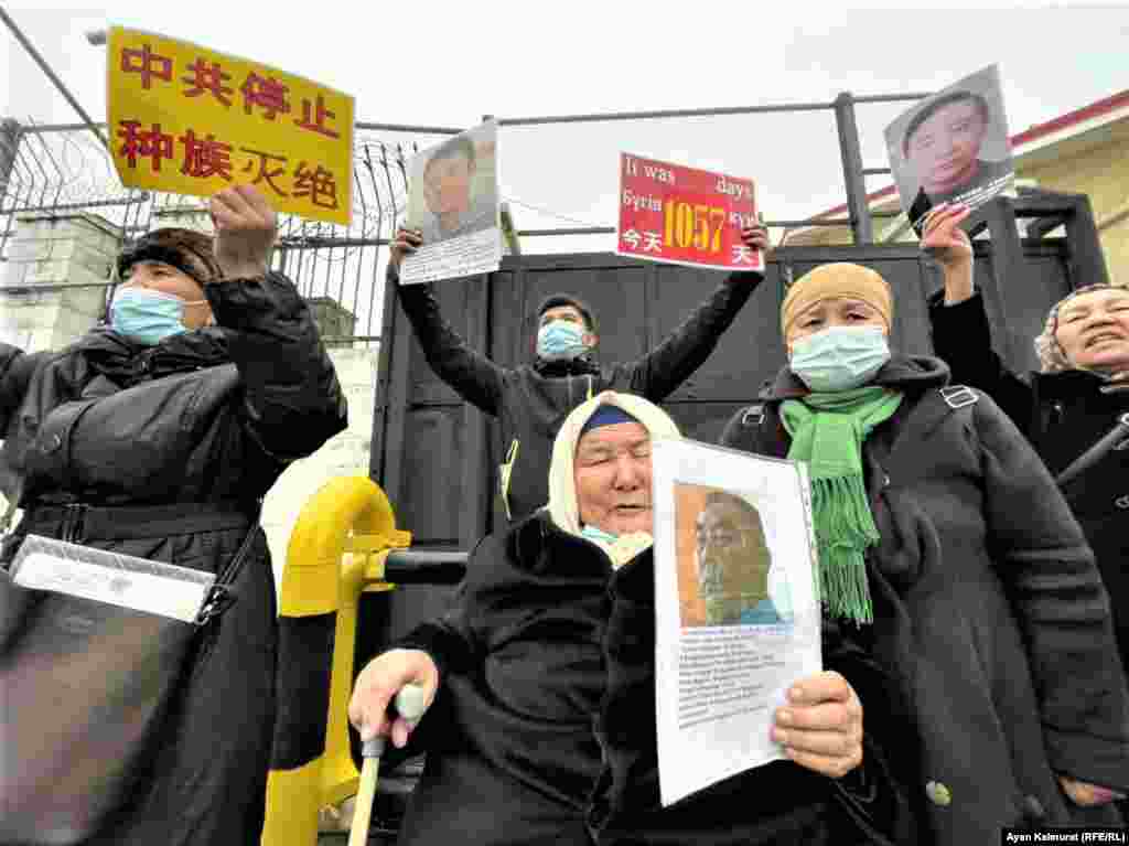 Қытай консулдығы алдына пикетке шығып жүргендердің кейбірі туыстарының Шыңжаңдағы "саяси қайта тәрбиелеу" лагеріне қамалғанын, кейбіреуі "негізсіз айыптармен" ұзақ жылға сотталғанын, енді біреулерінің құжатын Қытай билігі тартып алып, Қазақстанға жібермей жатқанын айтады. 