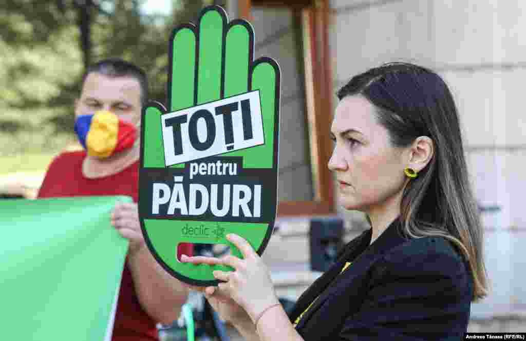 Potrivit legislației, parcurile naționale sunt ariile naturale protejate ale căror scopuri sunt &bdquo;protecția și conservarea unor eșantioane reprezentative pentru spațiul biogeografic național".