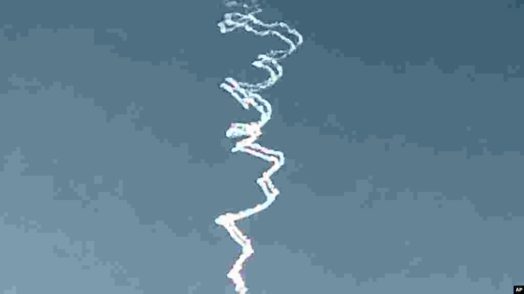 Tragovi dima vide se na nebu iznad grada Hadera dok izraelska protivvazdušna odbrana presreće rakete lansirane tokom iranskog napada.