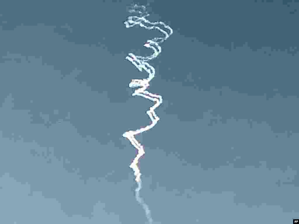 Израилдин абадан коргонуу күчтөрү Ирандын чабуулу маалында ракеталарды тосуп жатканда пайда болгон түтүн. Хадера шаары.