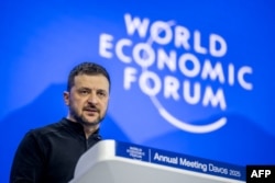 Printre cei mai importanți politicieni europeni de la Davos se numără liderul ucrainean Volodimir Zelenski, șefa Comisiei, Ursula von der Leyen, și cancelarul german Olaf Scholz. Lipsesc unii dintre cei mai influenți politicieni europeni: Emmanuel Macron, Giorgia Meloni etc.