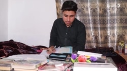 مردان کې زېږېدلی سهيل احمد وايي د افغان کډوالو د ستنولو بهير يې زدکړې اغېزمنوي