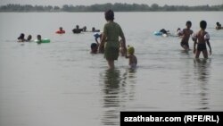 "Gurtly kölde" suwa düşýän çagalar. 20-nji iýul, 2014. (Illýustrasiýa suraty)