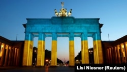 Підсвічений кольорами українського прапора символ Німеччини – Бранденбурзькі ворота в Берліні, 9 травня 2022 року
