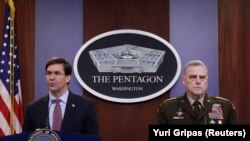 د امریکا دفاع وزیر مارک اسپر او د لوی درستیزانو د کمیټې رییس مارک میلي په ګډه خبري غونډه کې.