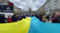 У Празі на акції протесту проти впливу Росії розгорнули прапор України – відео