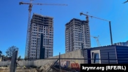 «Свечки» стройфирмы «Профессионал» на территории бывшего винзавода «Дионис» в Симферополе, сентябрь 2024 года