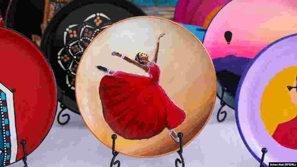 Një balerinë e pikturuar në pjatë qeramike, e punuar nga të mbijetuarat e dhunës seksuale.