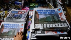 22 iunie - Apple Daily la choișcurile de ziare din Hong Kong. Pe 24 iunie a apărut ultima ediție a ziarului pro-democrație.