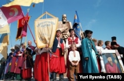 Під час урочистостей біля пам’ятника гетьману Петру Конашевичу-Сагайдачному в Хотині, 17 жовтня 1991 року