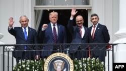 Израиль премьері Беньямин Нетаньяху, АҚШ президенті Дональд Трамп және Бахрейн, БАӘ сыртқы істер министрлері келісімді қабылдаған сәт. 15 қыркүйек 2020 жыл.