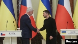 Президент Чехії Петр Павел і президент України Володимир Зеленський потиснули один одному руки після спільної пресконференції, 21 березня 2025 року