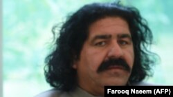 علي‌ وزیر د ۲۰۲۰م کال د ډسمبر له ۱۶مې بندي‌ دی. پر هغه تور دی چې د تير کال د دسمبر پر شپږمه یې د کراچۍ په سهراب ګوټ کې جلسې ته په وینا کې د ریاست ضد خبرې کړې وې.