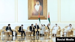 Президент Садыр Жапаров жана БАЭнин жаңы президенти Мухаммад бин Заед Аль Нахайян.